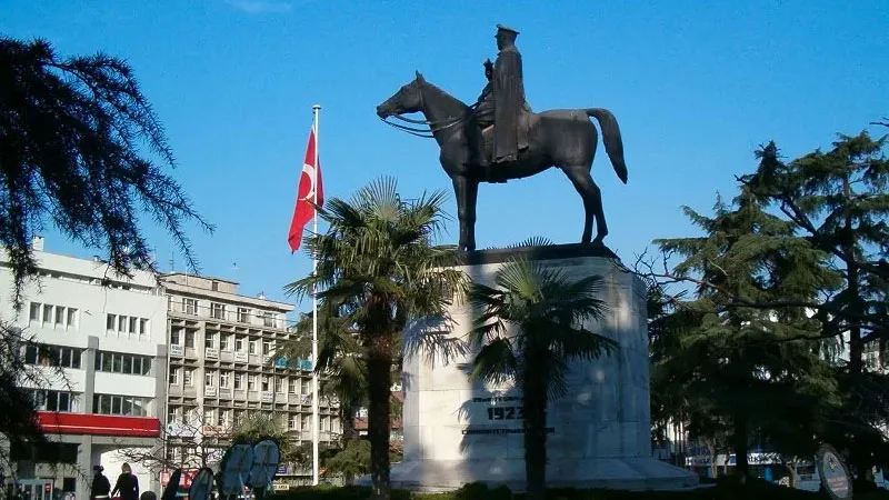 Atatürk Heykeli